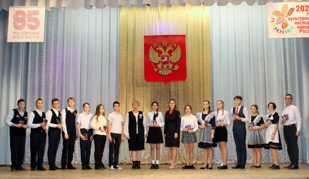 В День Конституции глава Администрации района Ольга Мельникова вручила паспорта юным белокалитвинцам