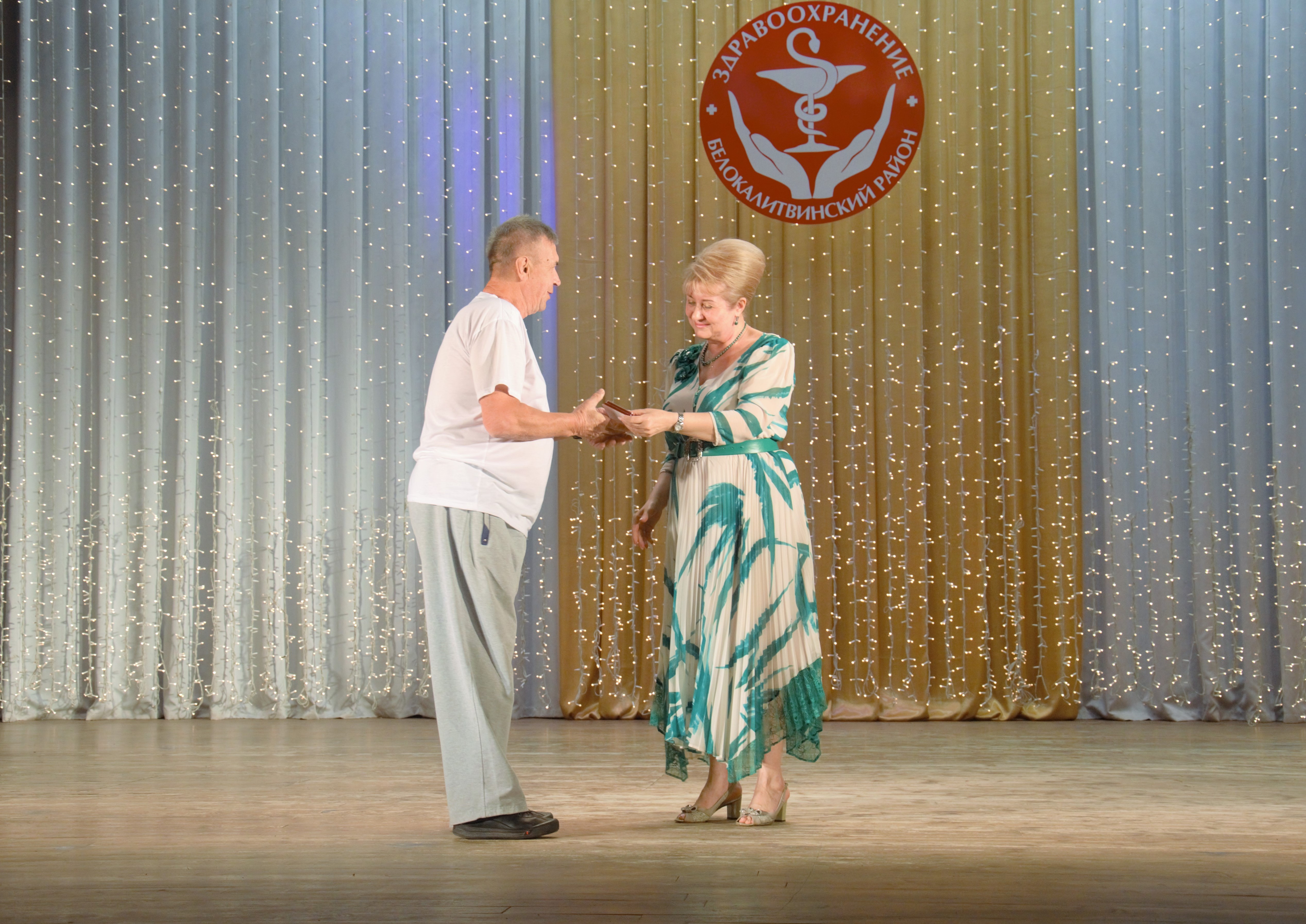 В преддверии профессионального праздника Ольга Мельникова наградила медицинских работников района