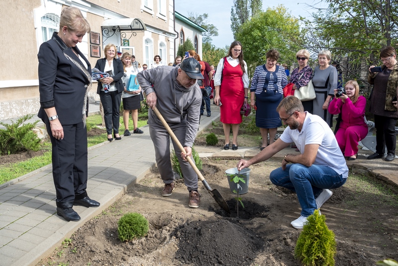 Ольга Мельникова приняла участие в посадке саженца  Дуба Петра Великого 