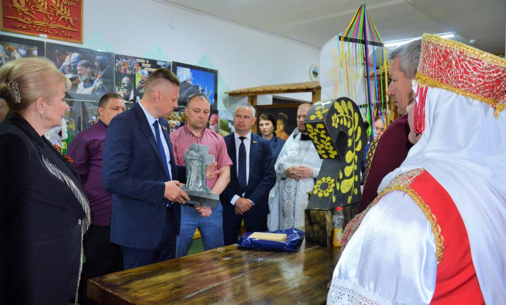 Гости из Беларуси преподнесли в дар Дому культуры хутора Погорелов уменьшенную копию памятника Кириллу Туровскому