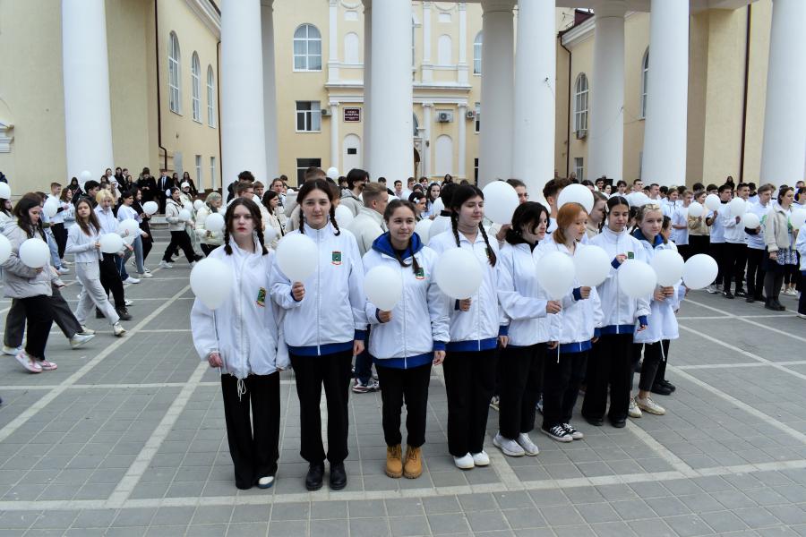 Масштабный флешмоб дал старт автопробегу, посвященному 100-летию Белокалитвинского района